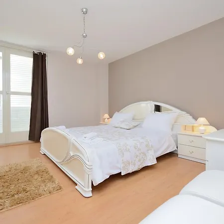 Kalelarga Apartment *